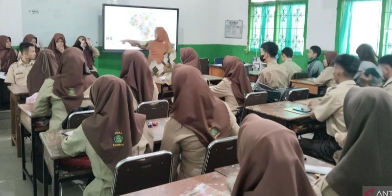 Dasco Minta Komisi X DPR Segera Panggil Kemendikdasmen Bahas Polemik Pendaftaran SNBP