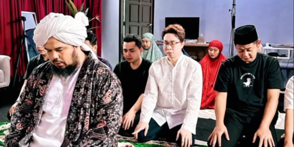 Momen Penuh Haru, Ini Deretan Artis Mualaf Selama Ramadan 2025 yang Dibimbing Ustaz Derry Sulaiman