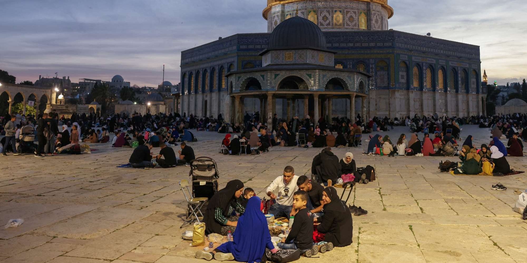 FOTO: Indahnya Warga Palestina Buka Puasa Bersama di Kompleks Masjid Al Aqsa
