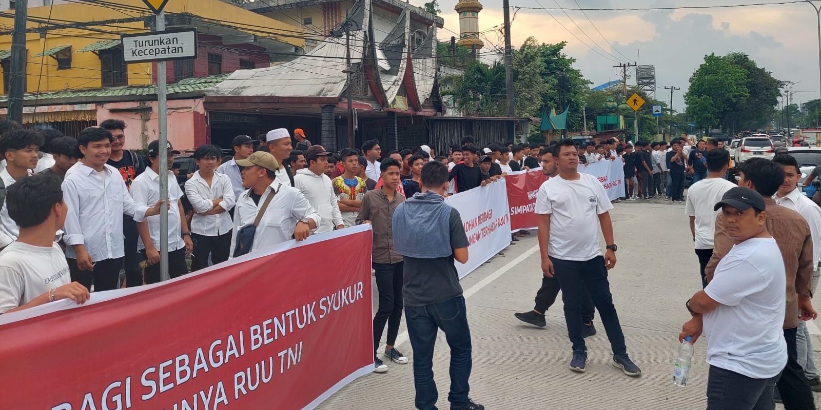 Masyarakat di Medan Berbagi Takjil Rayakan Pengesahan RUU TNI Jadi Undang-Undang