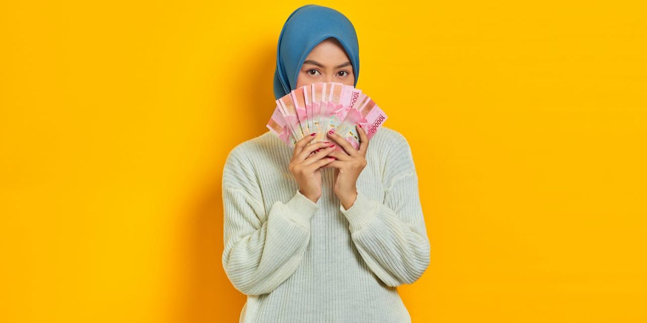 Begini Hukum Meminjam Uang Atas Nama Orang Lain dalam Islam