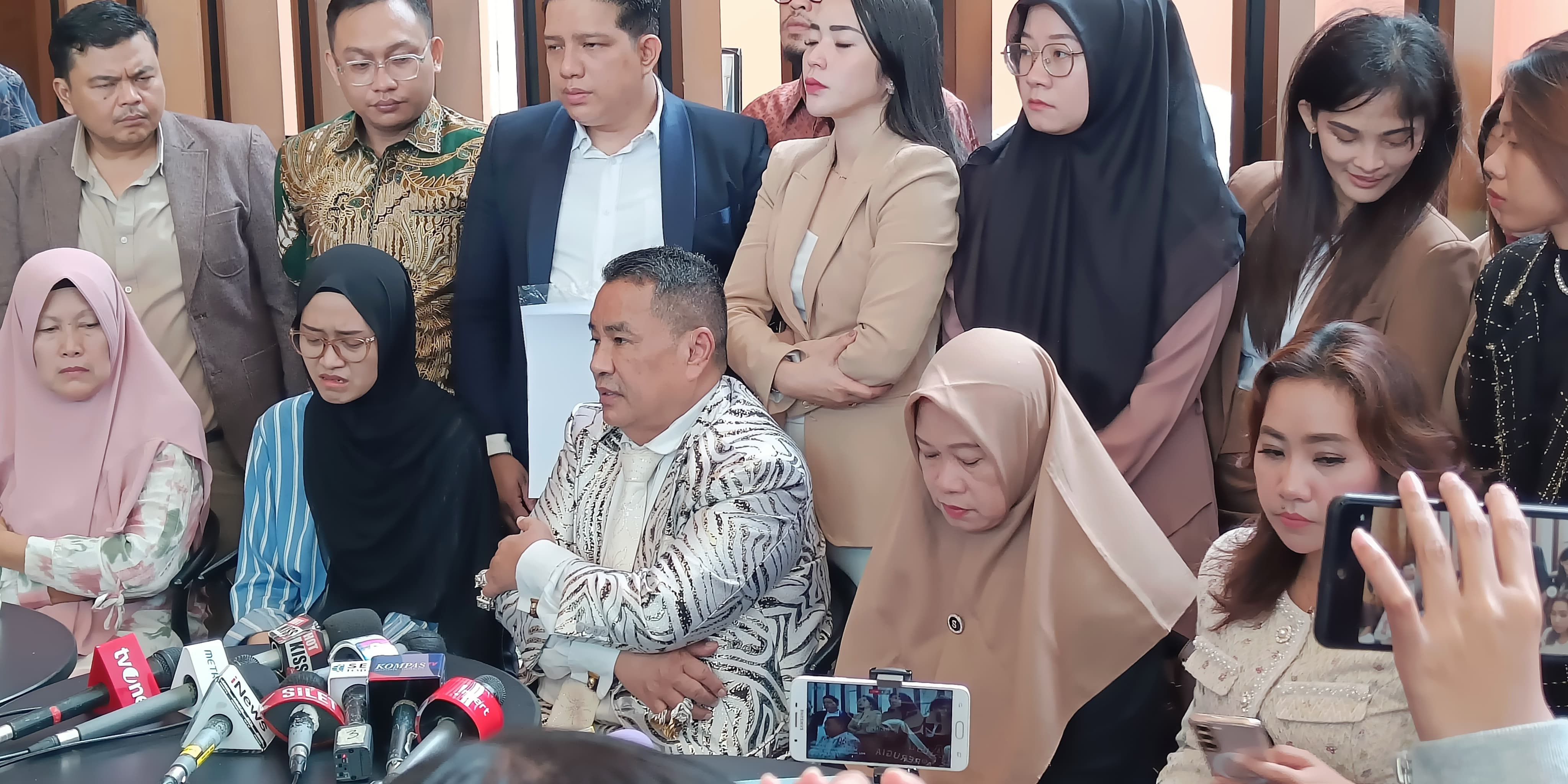 VIDEO: Isak Tangis Keluarga Polisi Ditembak TNI: Sembilan Hari Sudah Lewat Siapa Bunuh Adik Saya?