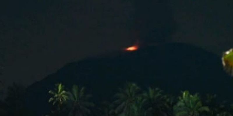 Gunung Ibu Kembali Erupsi Disertai Semburan Lava Pijar