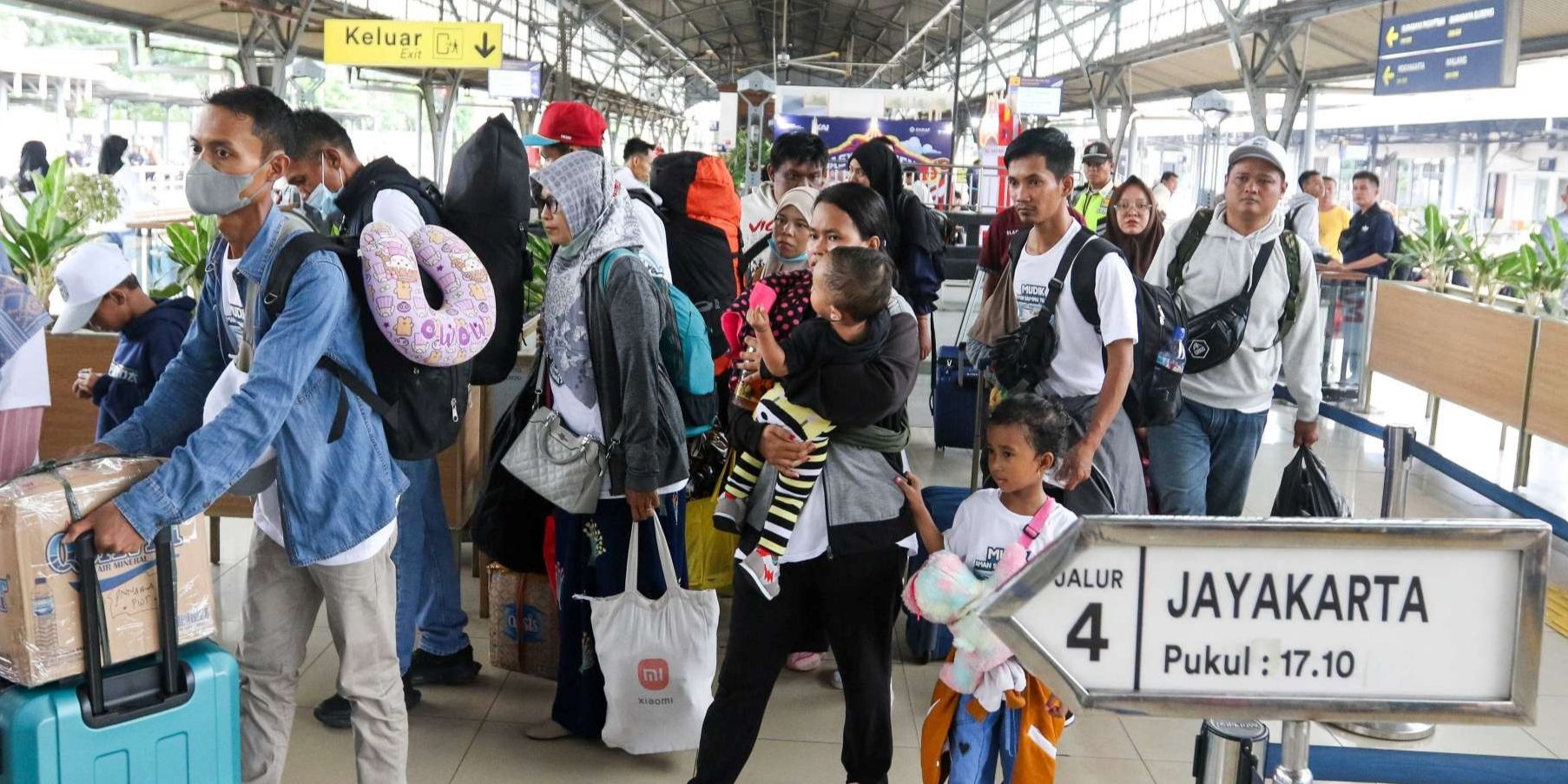 FOTO: Mudik Lebaran 2025, Puluhan RIbu Pemudik Tinggalkan Jakarta dari Stasiun Pasar Senen