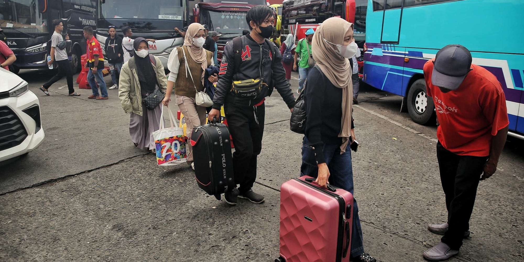 FOTO: Suasana Arus Mudik Lebaran di Terminal Kalideres Jakarta