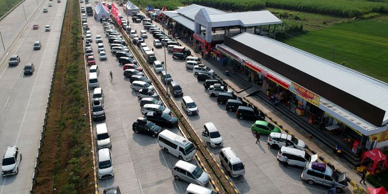 Jalan Tol Jakarta-Cikampek Padat di Hari Lebaran, Contraflow Diterapkan dari Km 47 Sampai Km 65