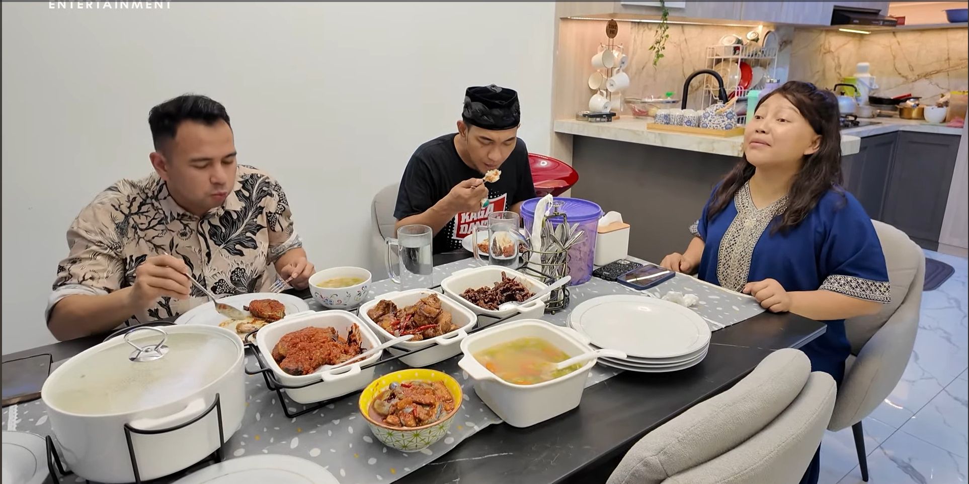 Ditinggal Nagita Slavina ke Jepang, Potret Raffi Ahmad Sahur di Rumah Mpok Alpa - Makanan Sederhana Nikmat Banget
