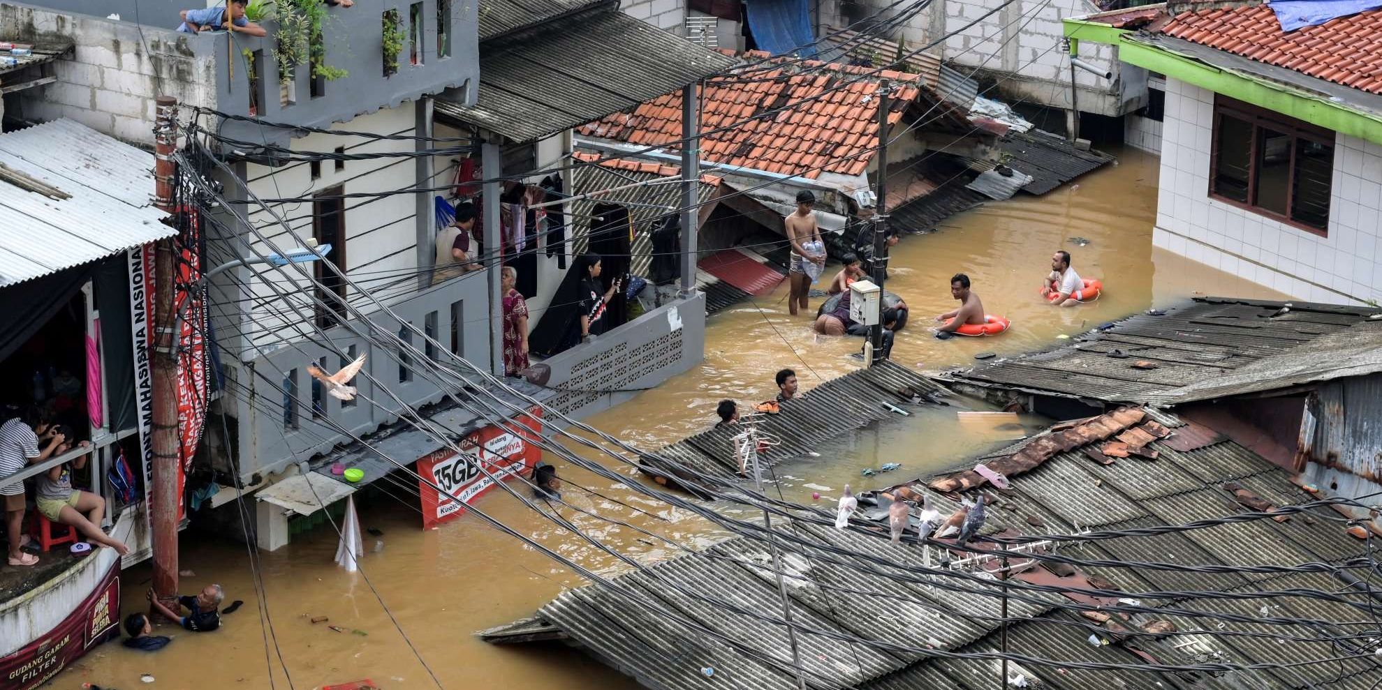 FOTO: Penampakan Banjir di Pasar Minggu, Tingginya Capai Seatap Rumah