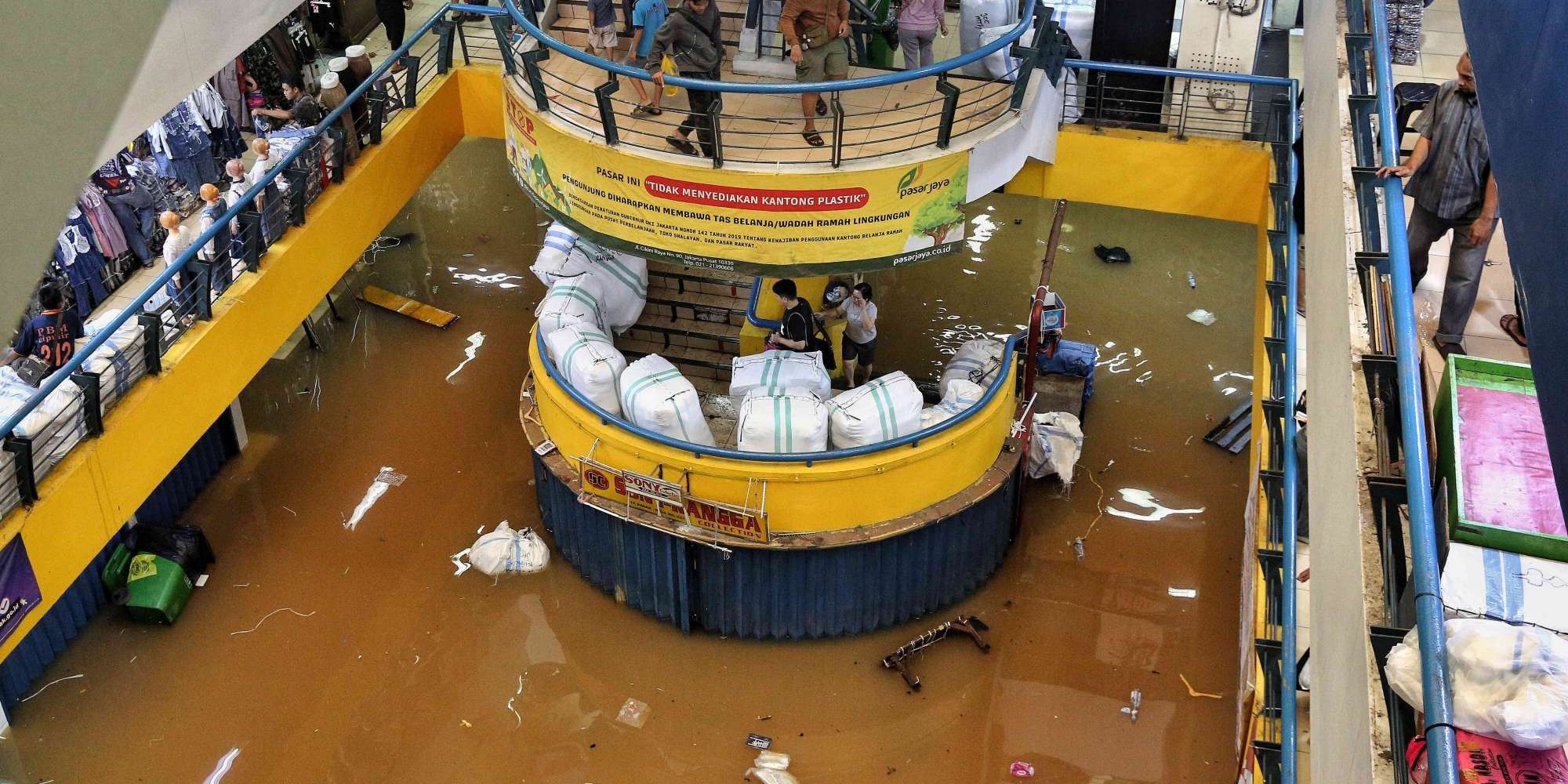 FOTO: Kondisi Pasar Cipulir Terendam Banjir Akibat Luapan Kali Pesanggrahan