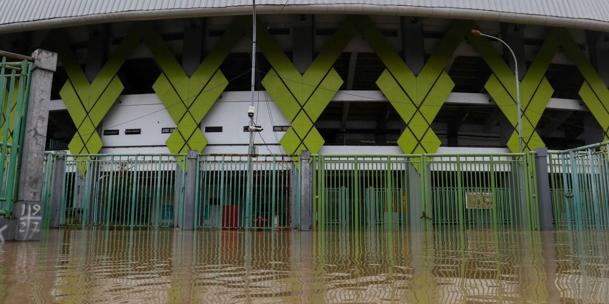FOTO: Stadion Patriot Candrabhaga Dikepung Banjir Jelang Duel Persija vs PSS Sleman, Begini Kondisinya!
