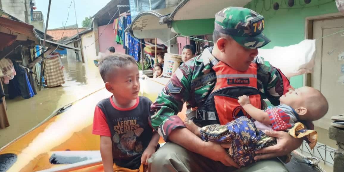 FOTO: Aksi Prajurit TNI Kodim 0507 Tak Kenal Lelah Evakuasi Warga Terjebak Banjir di Bekasi
