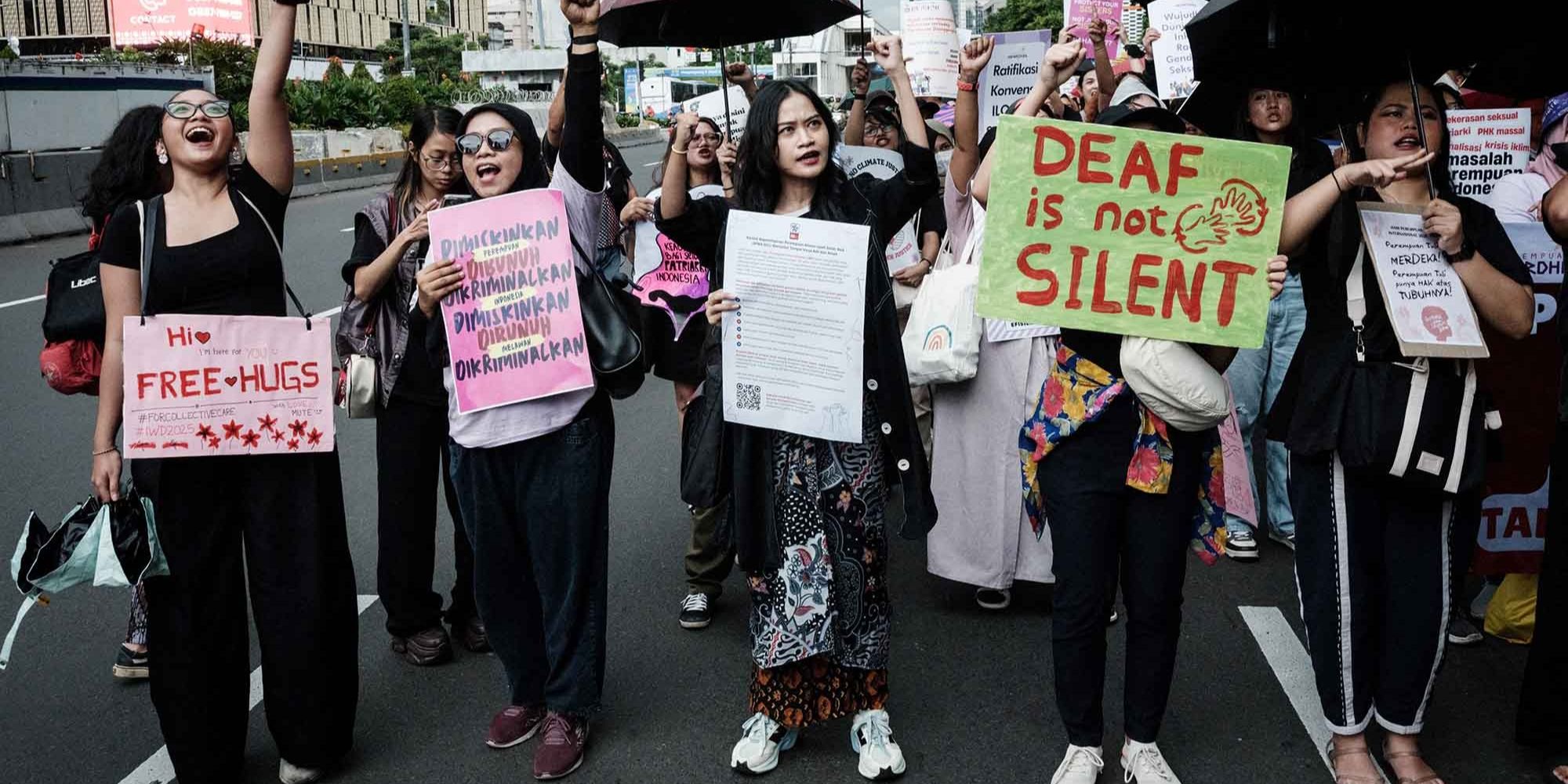 FOTO:  Peringati Hari Perempuan Sedunia, Aktivis Perempuan Menyerukan Penegakan Demokrasi dan Supremasi Hukum