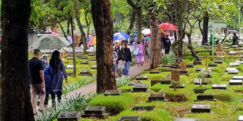 Hari Kedua Lebaran, TPU Karet Bivak Tetap Dipadati Peziarah Walaupun Gerimis