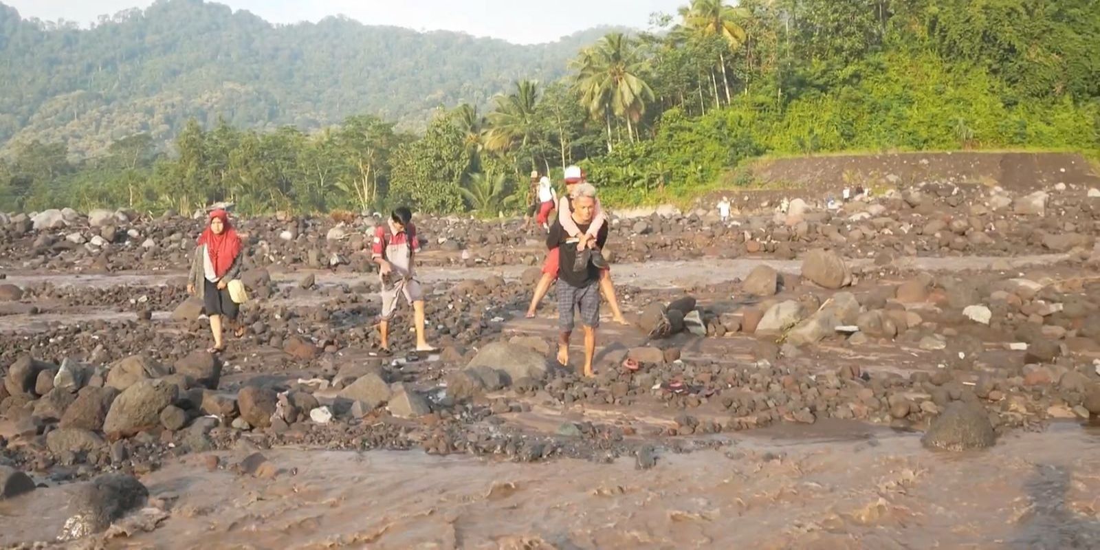 Menenteng Sepatu, Anak-Anak Lawan Derasnya Lahar Dingin Semeru Demi Belajar