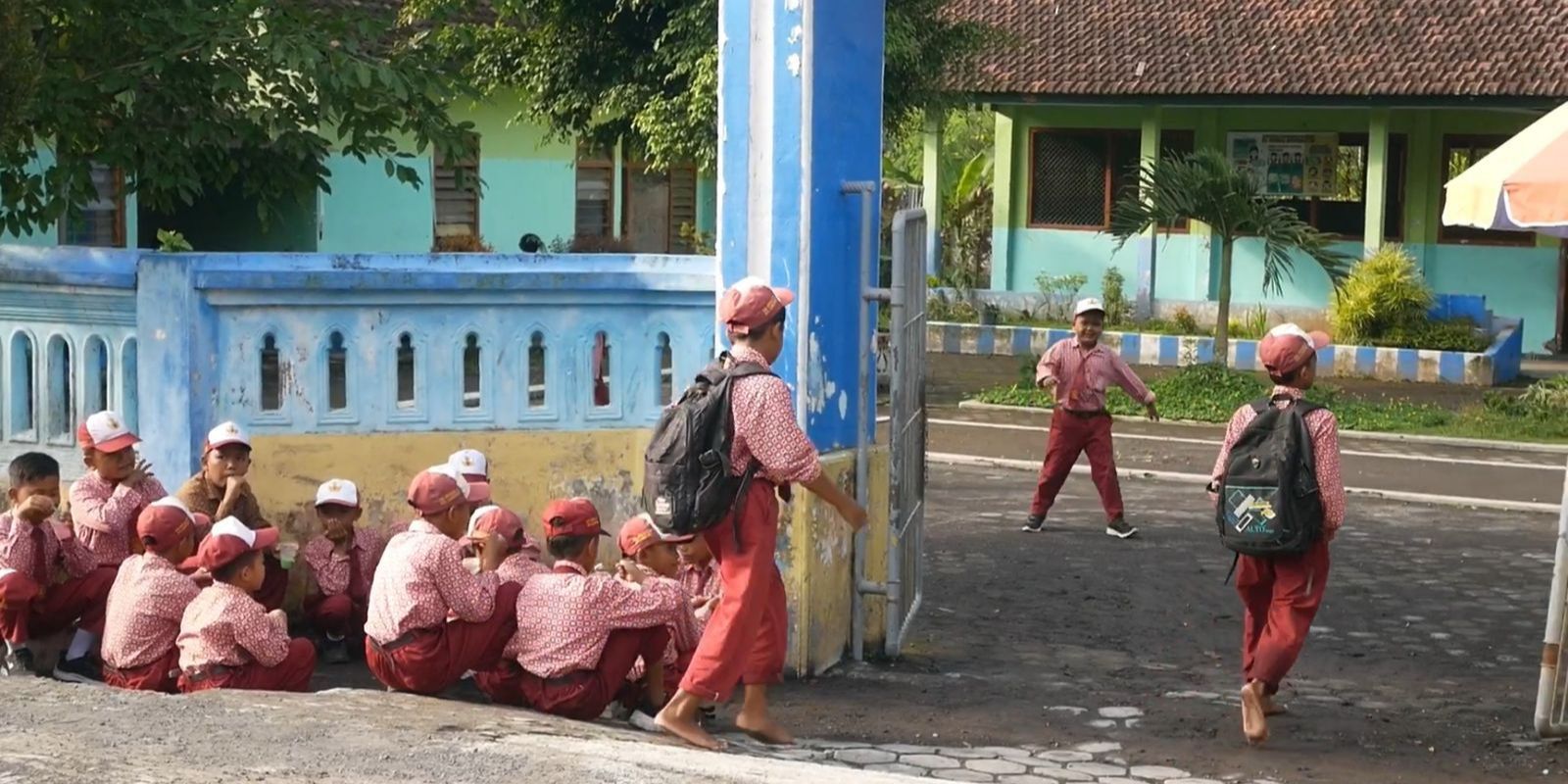 Potret Dampak Banjir Lahar Semeru Putuskan Jalan Desa, Separuh Siswa SD Jugosari Lumajang Absen