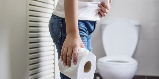8 Penyebab Tinja Terlihat Lengket dan Menempel
