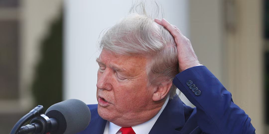 Trump Cabut Aturan Tekanan Air Shower Demi Keindahan Rambutnya