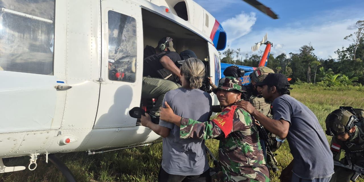 TNI Evakuasi Warga Korban Kekejaman OPM di Korowai Papua Selatan