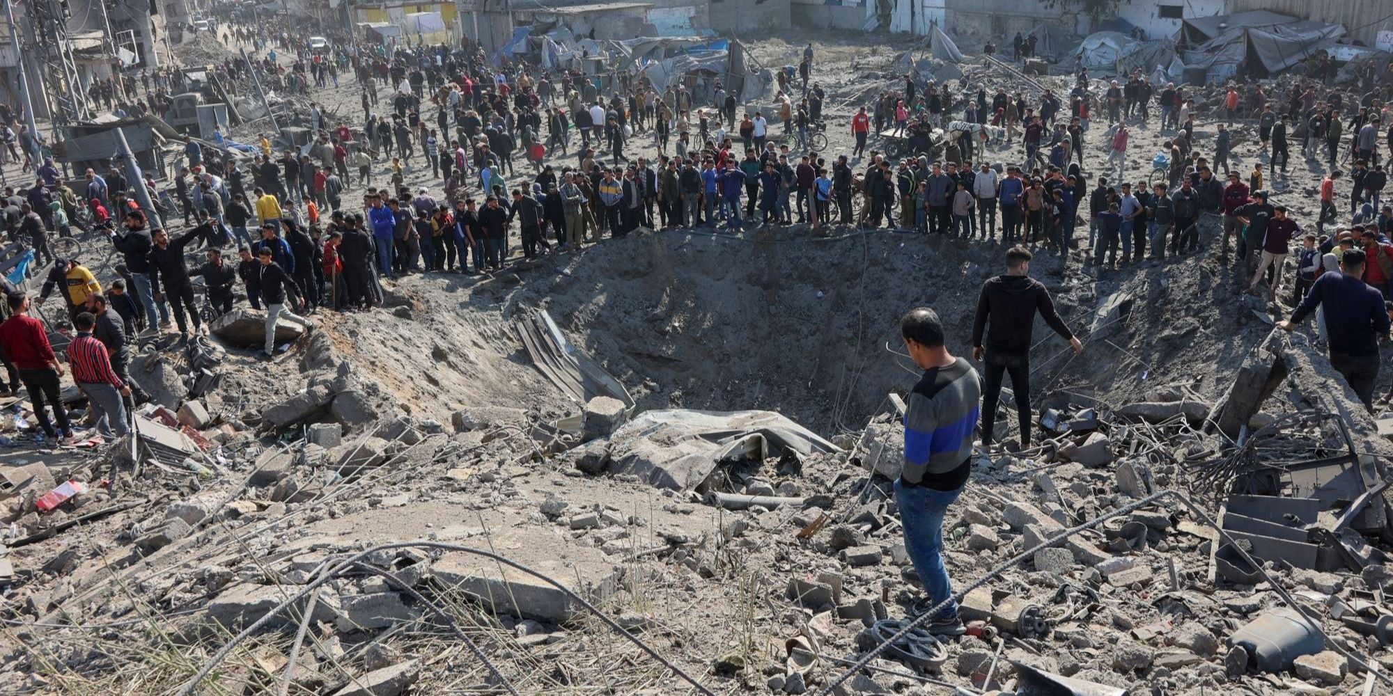  Penampakan Kawah Menganga di Tengah Permukiman Warga Jalur Gaza Imbas Serangan Israel