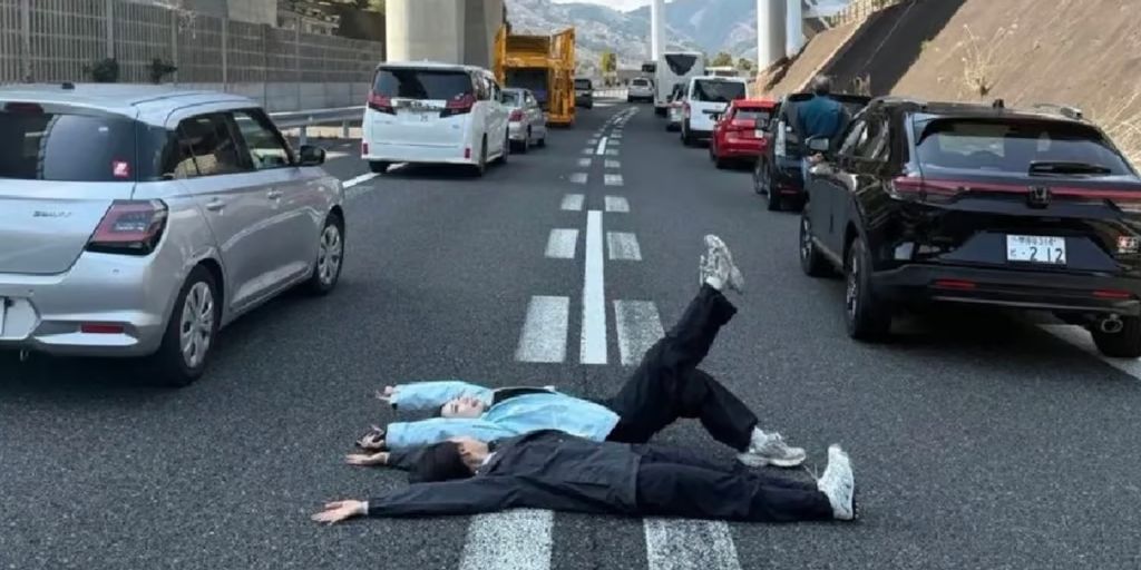 Foto-Foto Berbaring di Tengah Lokasi Kecelakaan, Dua Perempuan Ini Dikecam Jutaan Netizen