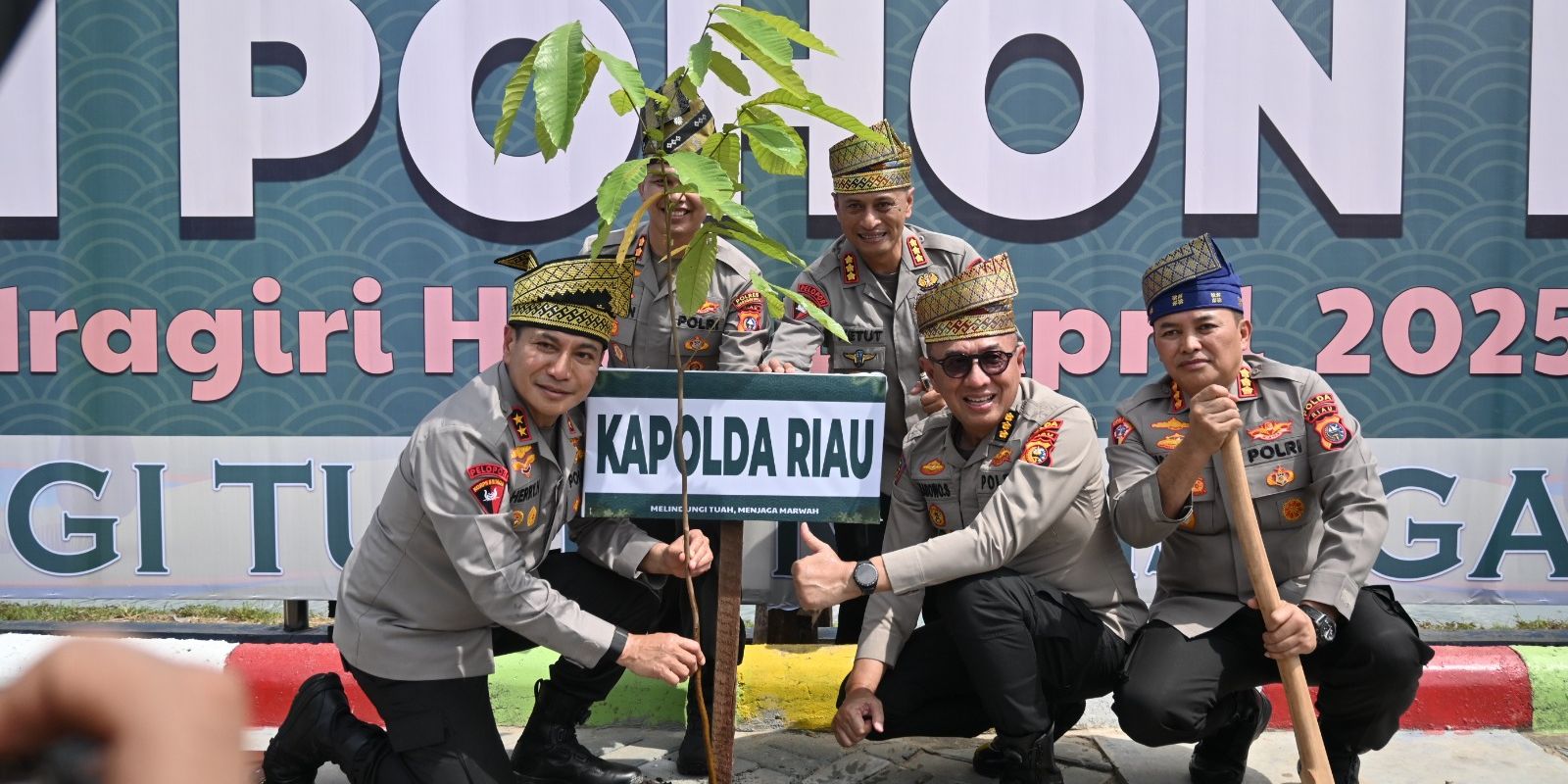 Mitigasi Bencana Karhutla, Kapolda Riau Hijaukan Area-Area di Inhu