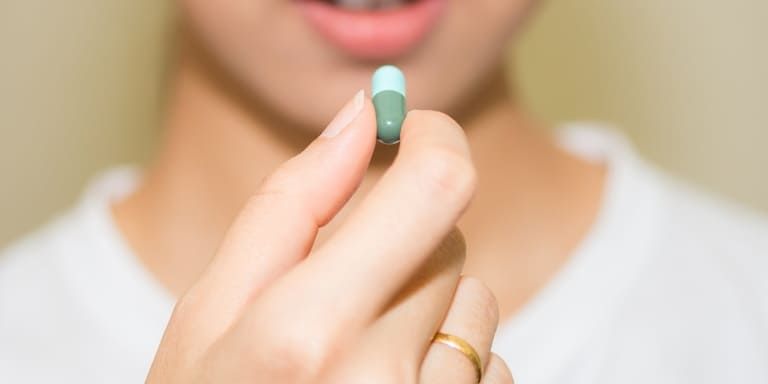 Apakah Mengunyah Obat Bisa Lebih Membuatnya Efektif Dibanding Langsung Menelannya?