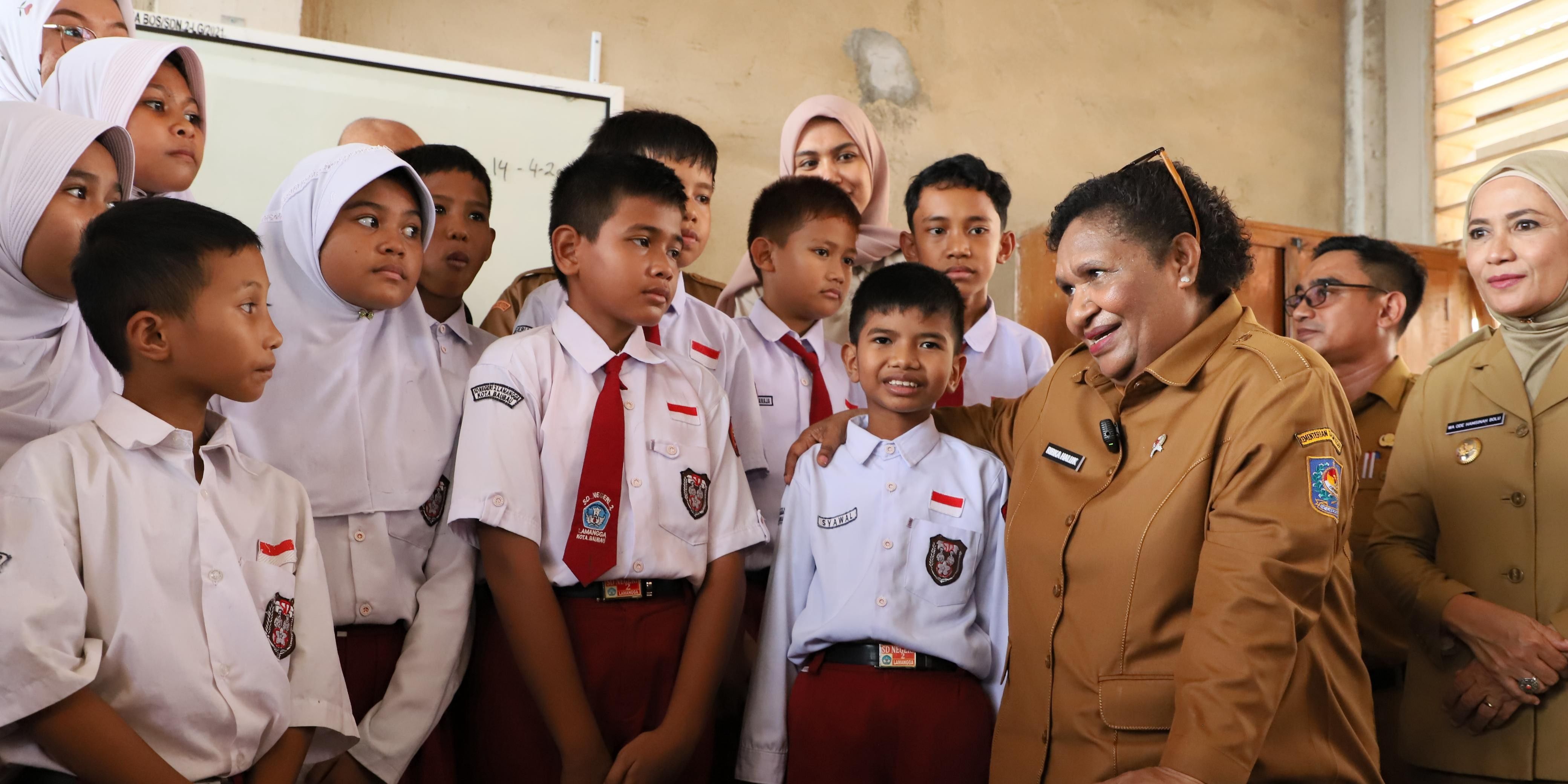 Tinjau Pelaksanaan MBG, Wamendagri Ribka Kunjungi SD Negeri 2 Lamangga Kota Baubau