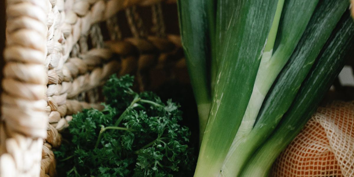 Lebih Sehat Konsumsi Daun Bawang Mentah atau yang Sudah Dimasak?