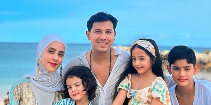 Harmonis Selalu, 6 Potret Keluarga Sonny Septian dan Fairuz yang Hobi Pakai Outfit Serasi
