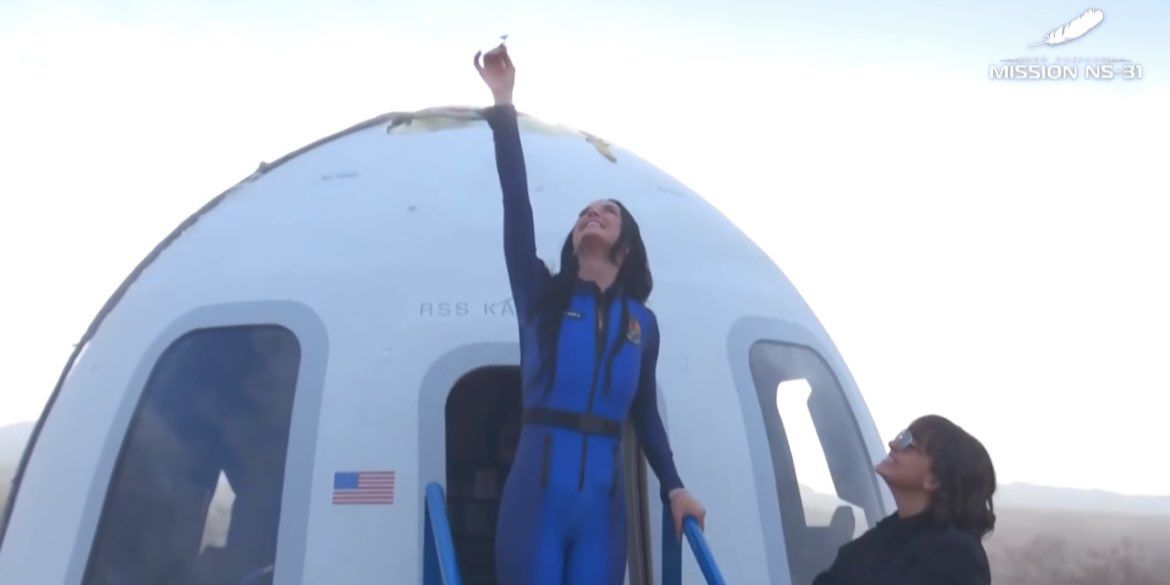 Kenalin New Shepard Roket Wisata Buatan Blue Origin yang Sukses Bawa Katy Perry Terbang ke Luar Angkasa