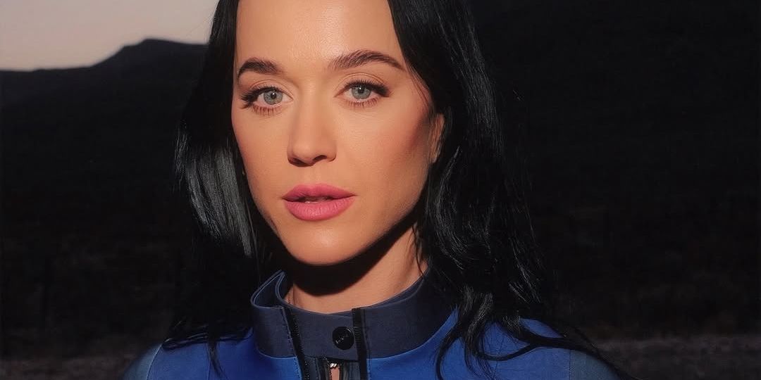 Terbang ke Luar Angkasa, 6 Potret Katy Perry Tinggalkan Bumi Sambil Membawa Bunga Daisy yang Punya Makna Khusus