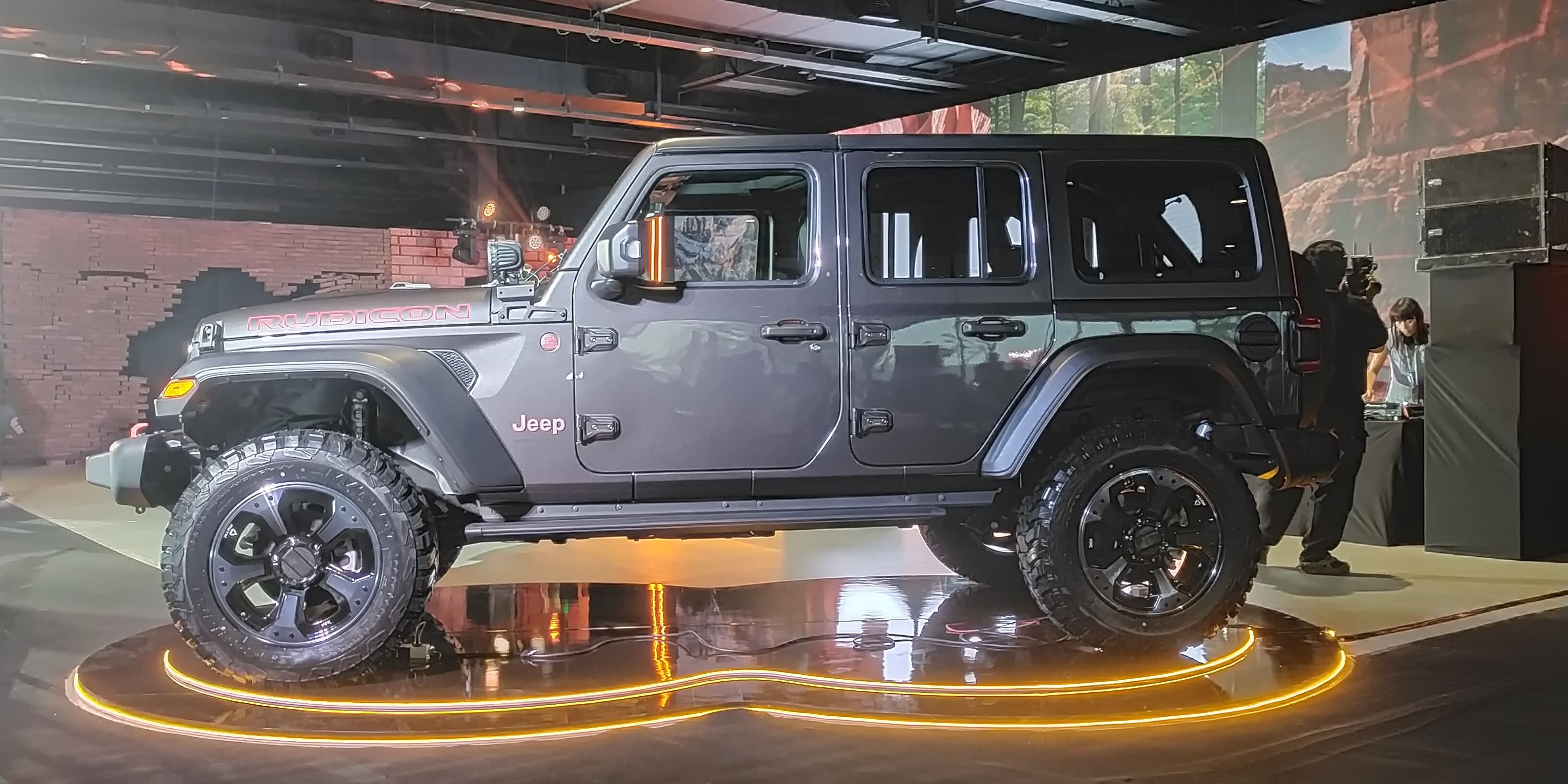 Jeep Wrangler resmi diluncurkan di Indonesia dengan harga sekitar Rp 2 miliar.