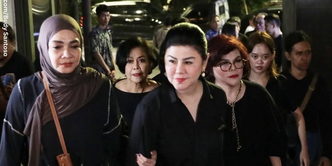 Potret Bams Eks Samsons dan Desiree Tarigan Melayat ke Rumah Duka Hotma Sitompul, Rieta Amalia Setia Dampingi Owner Mamitoko