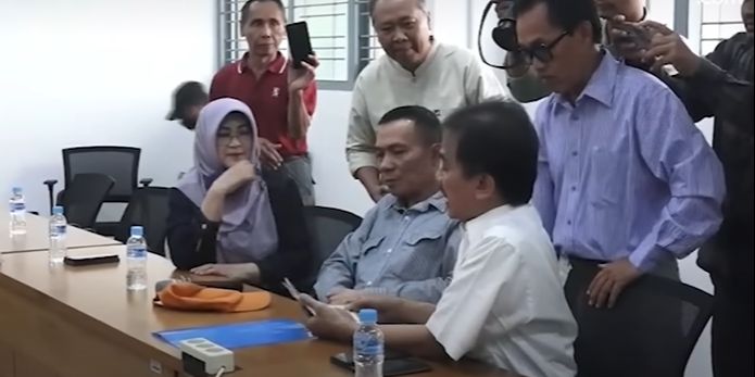 Roy Suryo Dkk Bersuara Tinggi Marah-Marah 'Geruduk' UGM soal Ijazah Jokowi, Dikasih Lihat Foto Wisuda Berakhir Minta Maaf