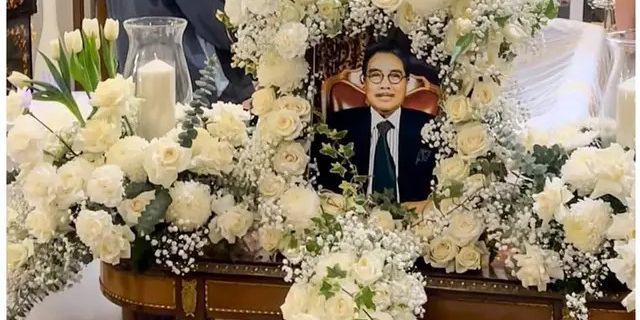 Detik-Detik Penampakan Jenazah Hotma Sitompul Tiba, Mantan Istri & Sederet Artis Berduka