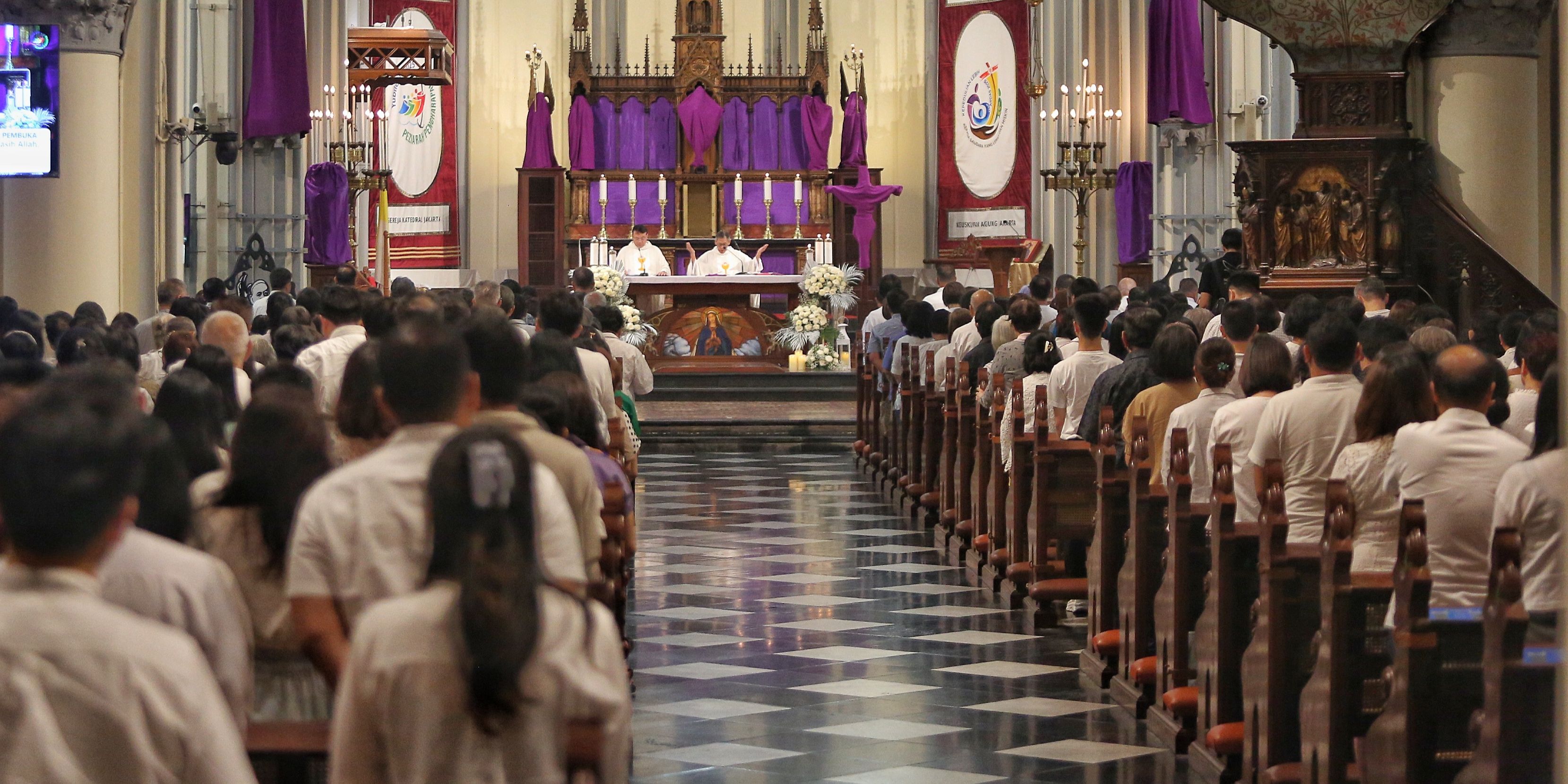 Suasana Misa Kamis Putih di Gereja Katedral Jakarta Berlangsung Khidmat