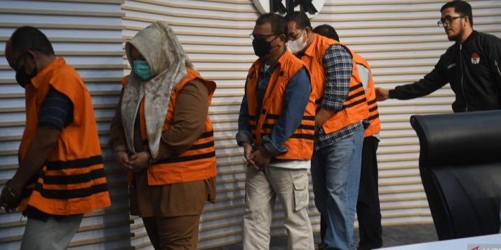 Benar-Benar Tak Tahu Malu, Eks Sekda Kendari Tebar Senyum dan Pose 2 Jari Usai Ditetapkan Tersangka Kasus Dugaan Korupsi