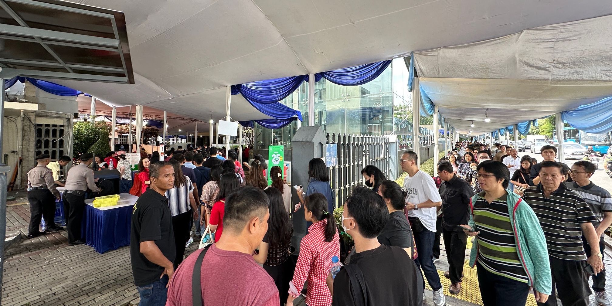 Jemaat Jumat Agung Mulai Padati Gereja Katedral Jakarta