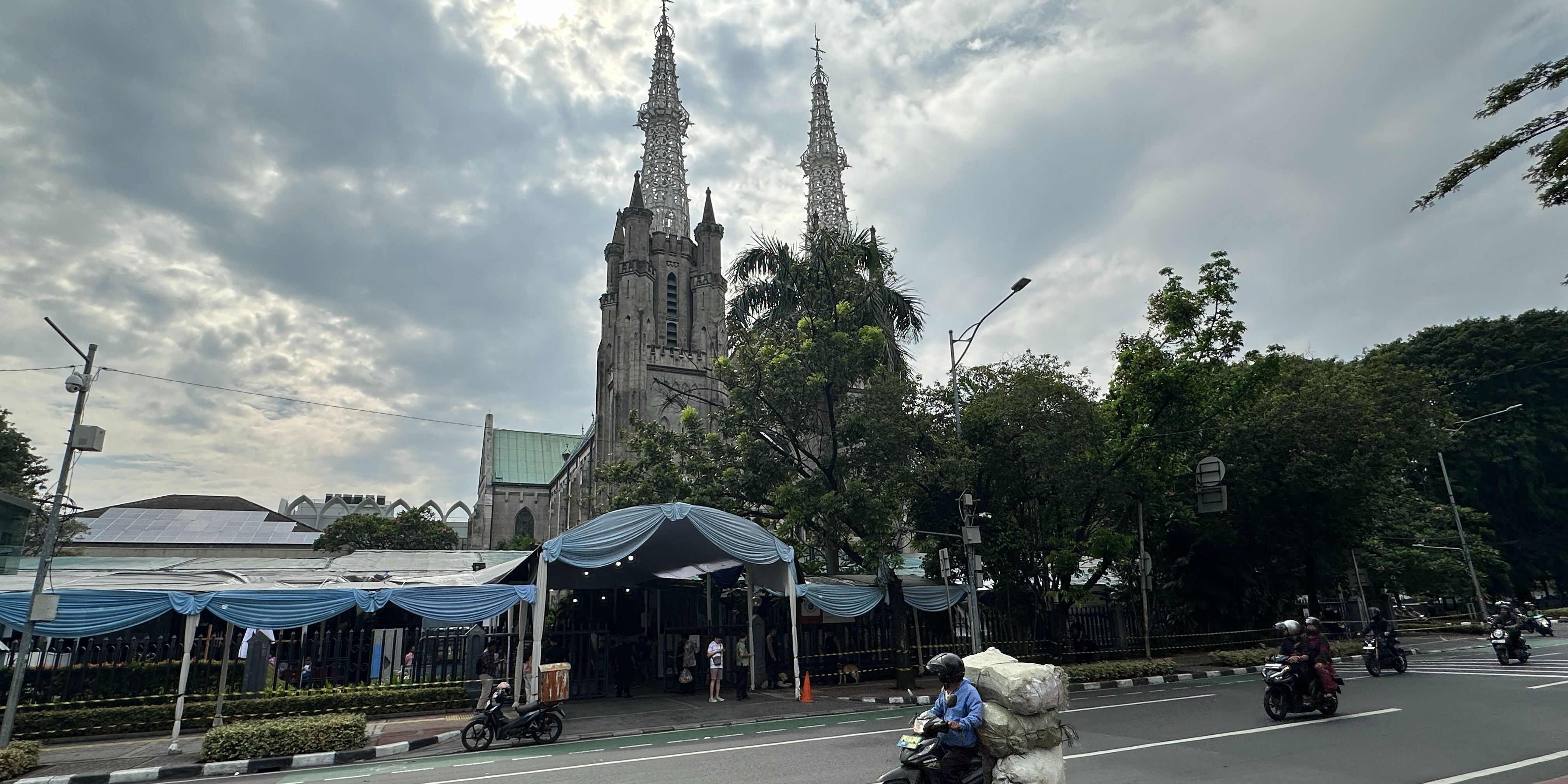 Azan Masjid Istiqlal di Tengah Doa Kolekta Jumat Agung Gereja Katedral