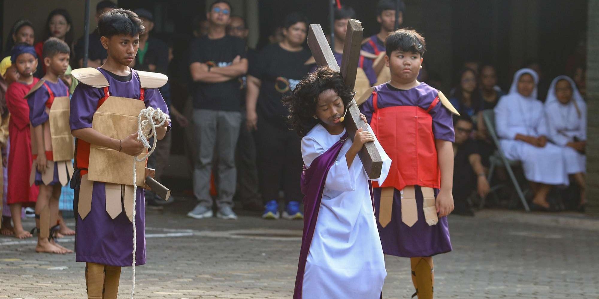 Semangat Anak-Anak Peringati Jumat Agung dengan Drama Penyaliban Yesus