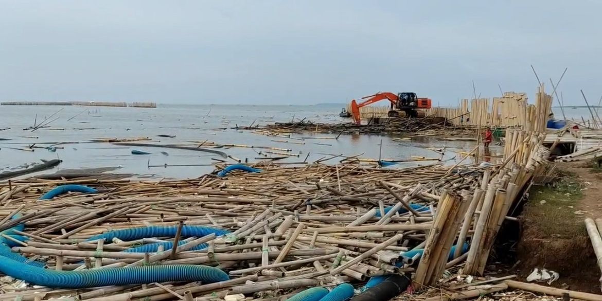 Petugas Kesulitan Bersihkan Sisa Pagar Laut di Pantai Kohod