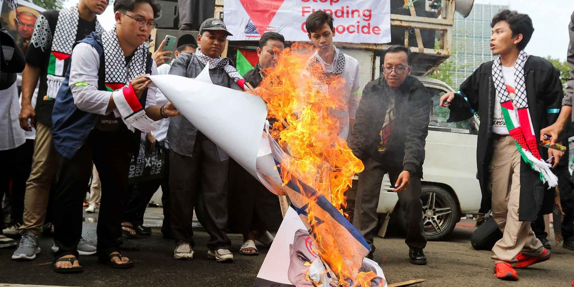  Massa Membakar Replika Bendera Israel Saat Aksi Bela Palestina di Depan Kedubes AS Jakarta