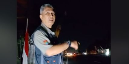 Sungguh Mulia, Pemotor Ini Bantu Pria Paruh Baya Jalan Kaki Malam-malam Sambil Bawa Koper Beri Tumpangan