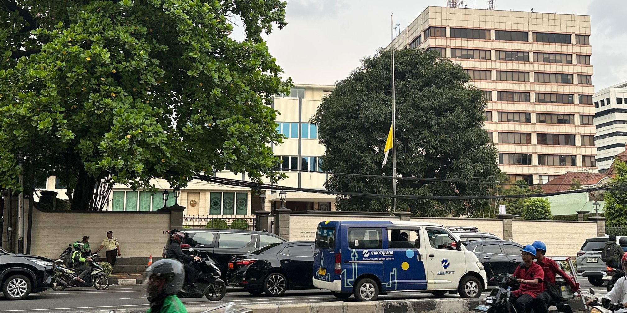 Bendera Setengah Tiang di Kedubes Vatikan, Simbol Duka Cita Kepergian Paus Fransiskus