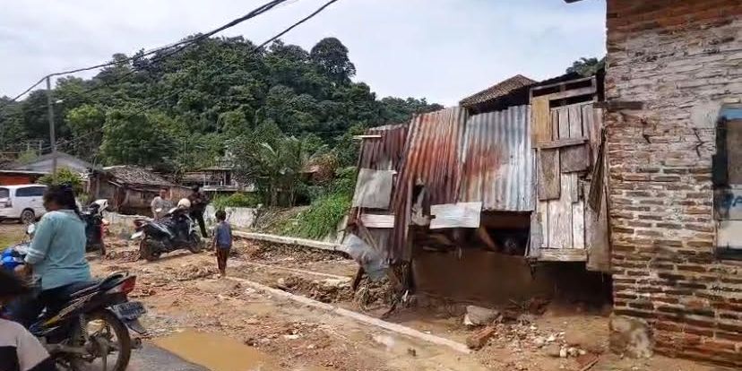 Menegangkan, Detik-Detik Paman dan Keponakan Terseret Ratusan Meter Saat Banjir Terjang Lampung
