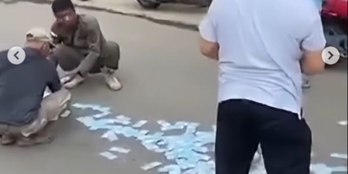 Warga Kalsel Patut Dicontoh, Viral Pungut Duit Rp25 Juta Tercecer di Jalan Tak Diambil Selembar Pun