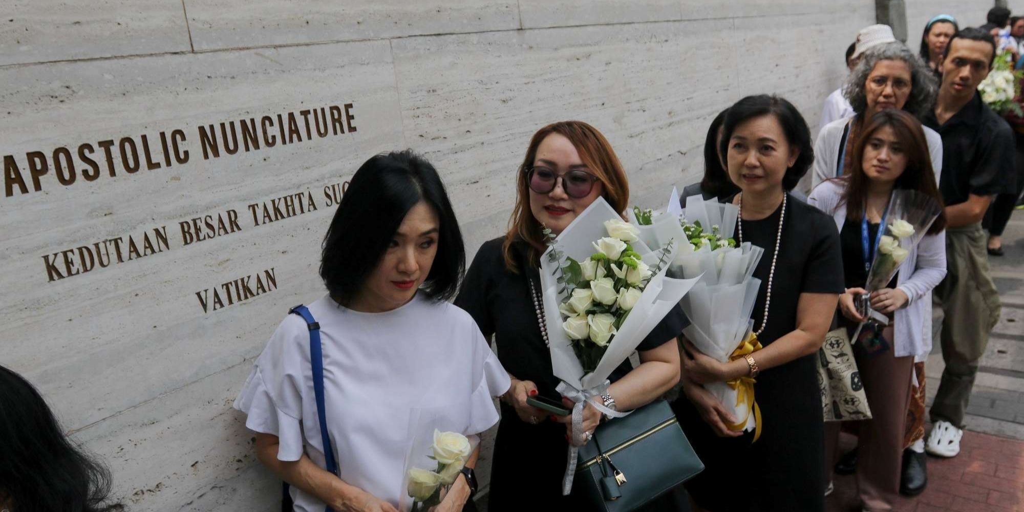  Antusiasme Umat Katolik Berdoa untuk Paus Fransiskus di Kedubes Vatikan Jakarta