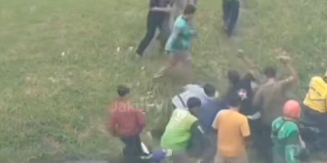 Begal Berpistol di Tangerang Nyerah Dikepung Warga, Tak Berkutik Dihajar Usai Motor Masuk Parit dan Ditinggal Kabur Rekan