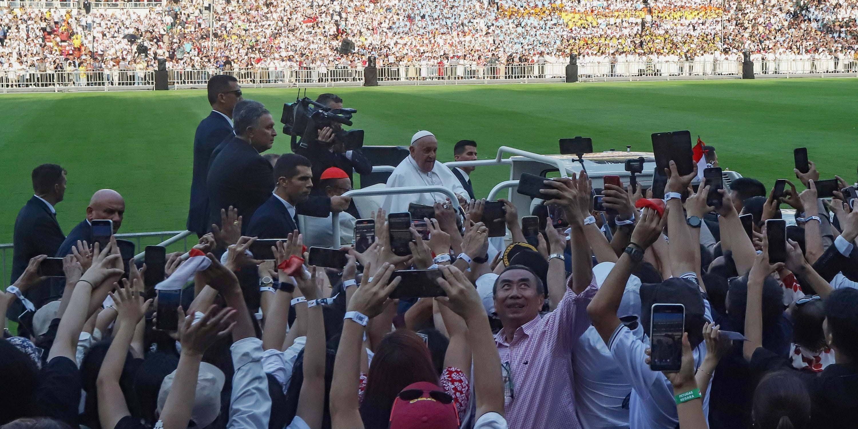 Mengenang Mendiang Paus Fransiskus Naik Mobil Maung Ide Prabowo saat di Indonesia