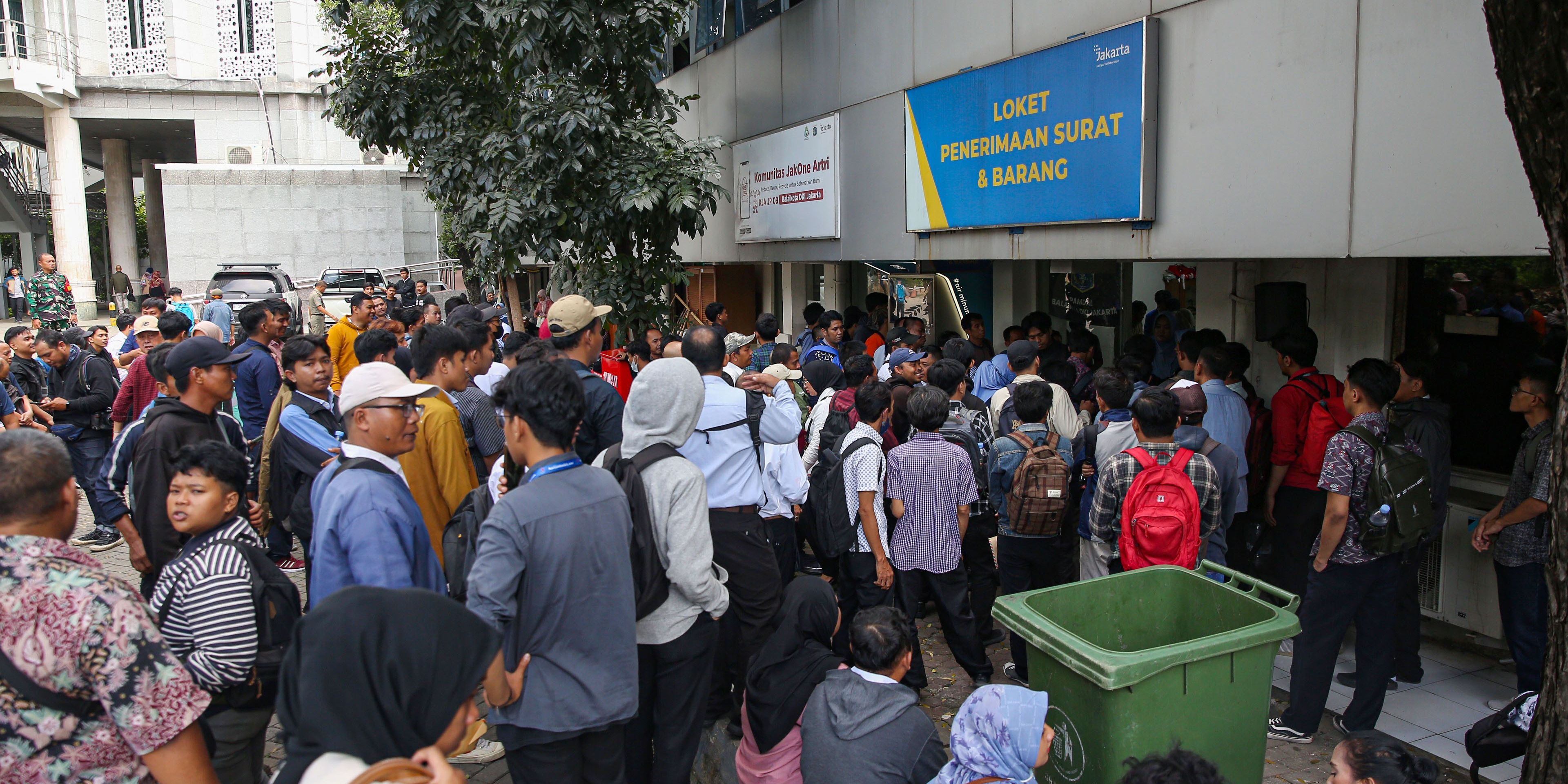  Potret Ratusan Warga Jakarta Ramai-Ramai Melamar sebagai Pasukan Oranye